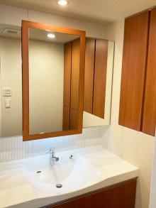 こだわりのクロスとタイルでスタイリッシュで落ち着いた雰囲気に　港区I様邸